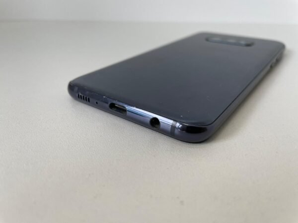Samsung Galaxy S10e - Image 6