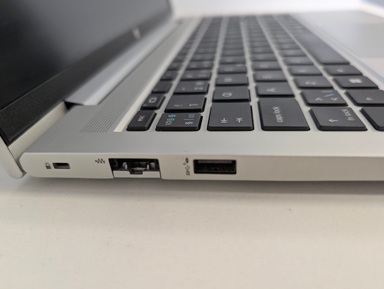 HP EliteBook 845 G7 | Ryzen 3 PRO 4450U | 16 GB RAM | 256 GB SSD | 14″ FHD - Image 4